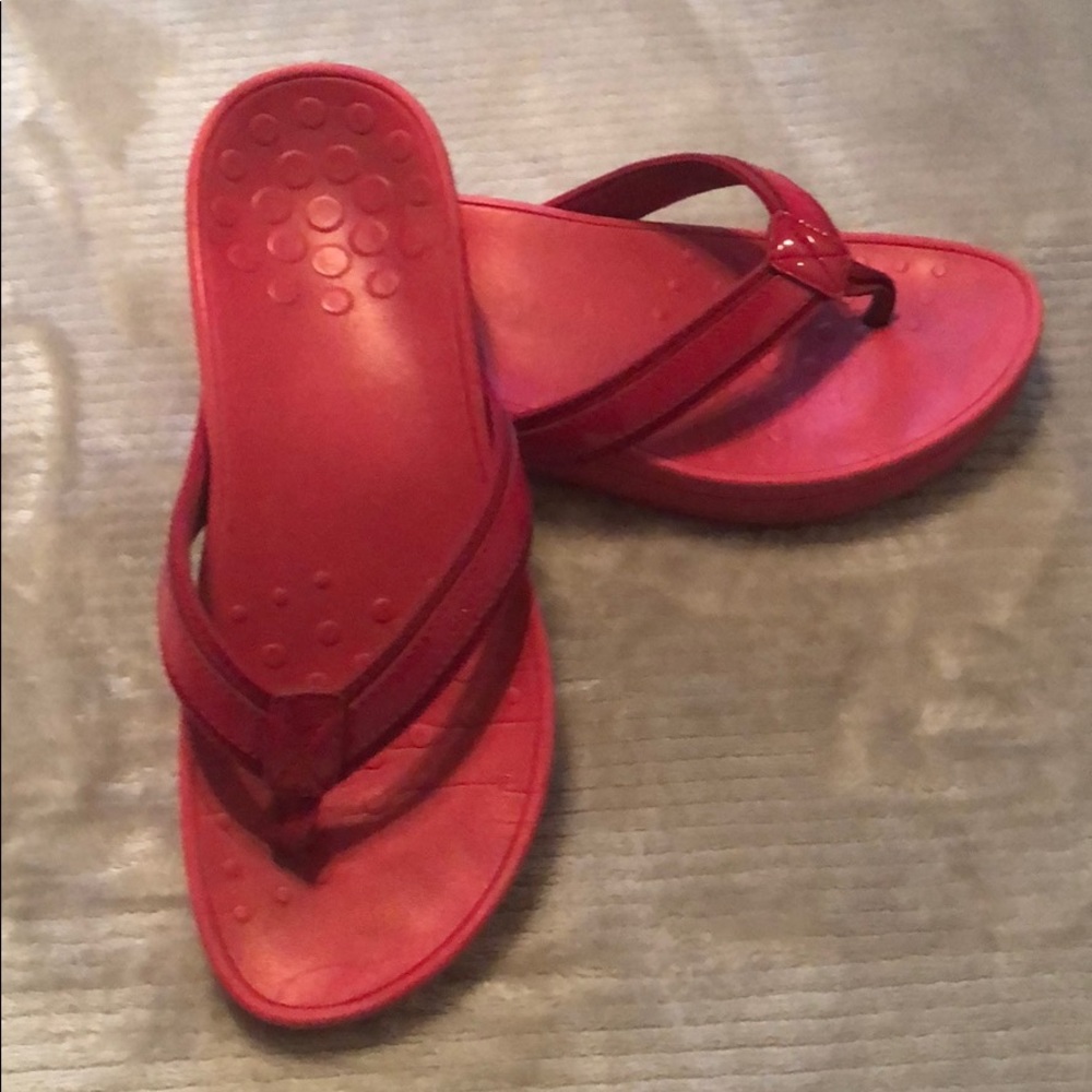 Vionic pink High Tide flip flops. $35 size 7